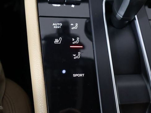 Used 2022 Porsche Macan image 46