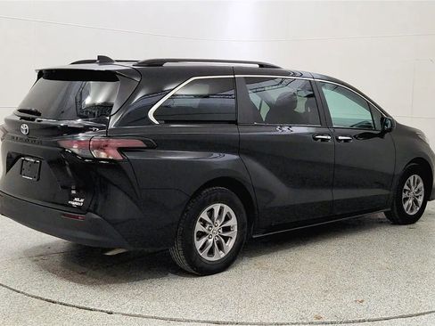 Used 2024 Toyota Sienna XLE image 7