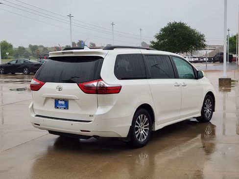 Used 2020 Toyota Sienna XLE Premium FWD image 5