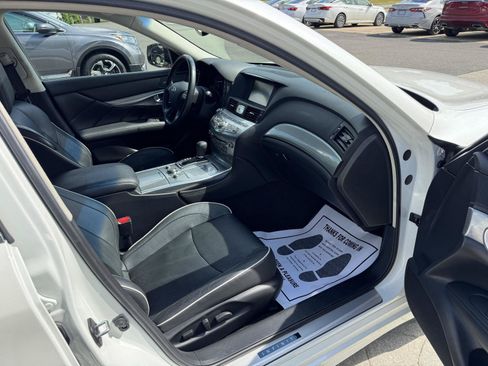 Used 2018 INFINITI Q70 Luxe RWD image 16