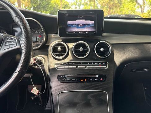 Used 2019 Mercedes-Benz GLC 350e 4MATIC image 31