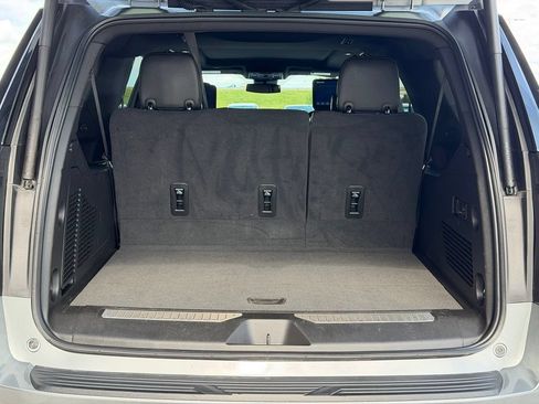 Used 2024 Chevrolet Suburban Z71 w/ Luxury Package AWD/4WD image 9