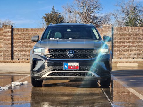 Used 2022 Volkswagen Taos SE w/ Driver Assistance Package image 2