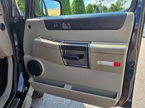 Used 2003 HUMMER H2 w/ Preferred Equipment Group image 22