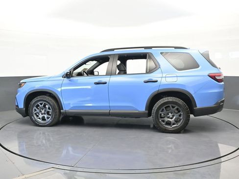 Used 2025 Honda Pilot TrailSport image 3
