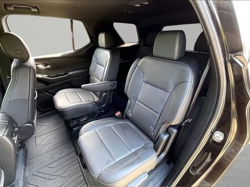 Used 2023 Chevrolet Traverse LT FWD image 16