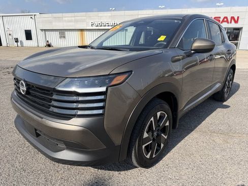 Used 2025 Nissan Kicks SV image 1