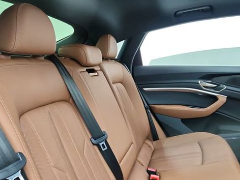 Used 2024 Audi Q8 e-tron Premium Plus w/ Premium Plus Package image 25