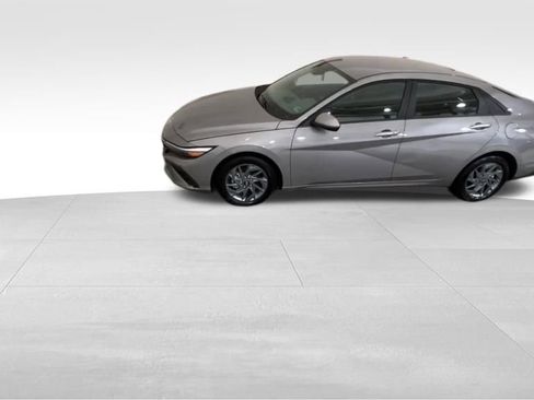 Used 2024 Hyundai Elantra SEL image 2
