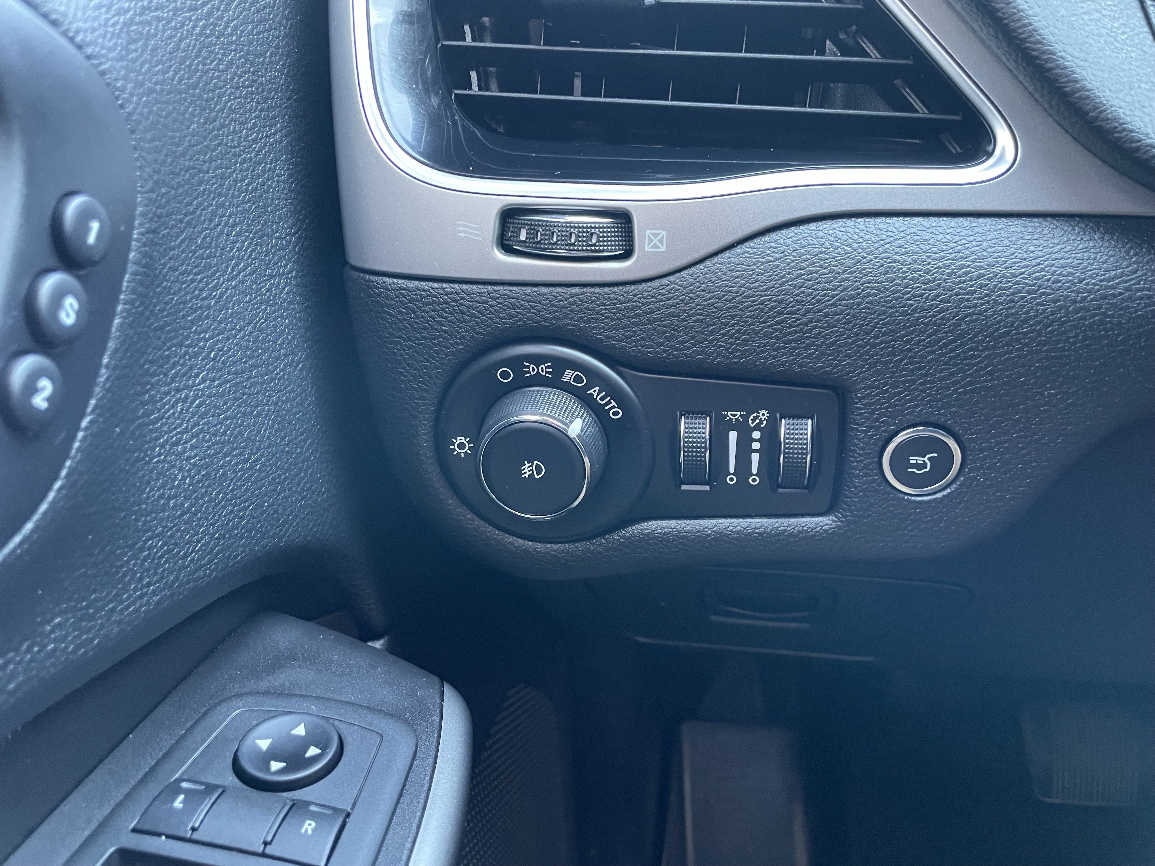 Used 2019 Jeep Cherokee Limited AWD/4WD image 15