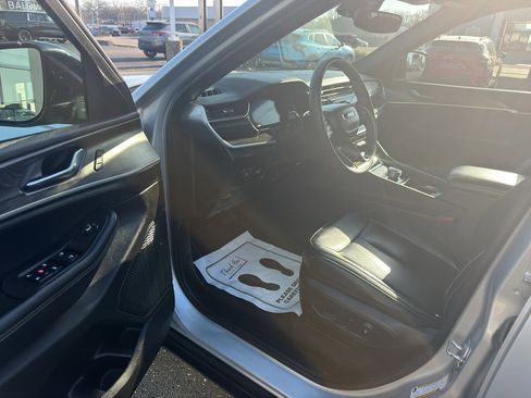 Used 2024 Jeep Grand Cherokee L Limited image 6