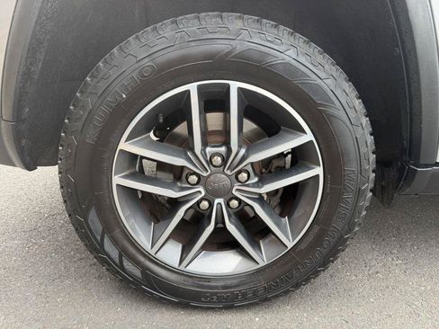 Used 2019 Jeep Grand Cherokee Laredo w/ 18" Wheel & 8.4" Radio Group AWD/4WD image 11