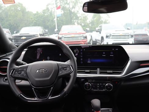 Used 2024 Chevrolet Trax RS w/ Sunroof Package FWD image 12