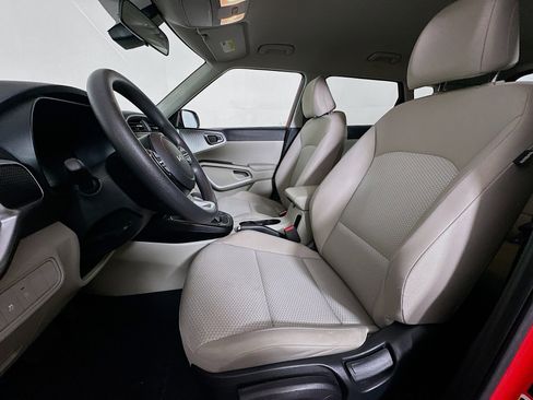 Used 2025 Kia Soul LX w/ LX Technology Package image 13