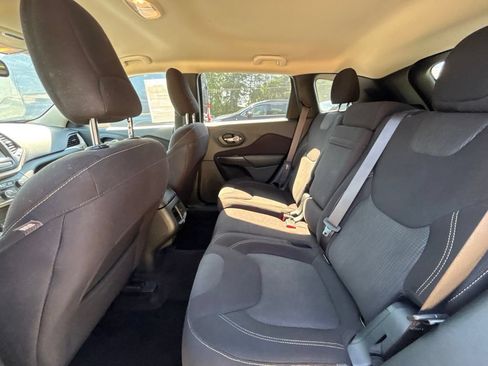 Used 2017 Jeep Cherokee Latitude AWD/4WD image 24