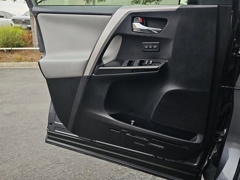 Used 2017 Toyota RAV4 Limited image 28