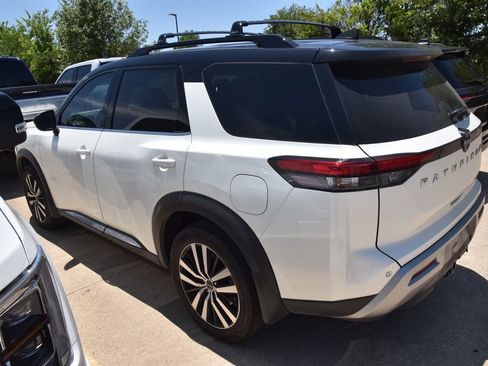Used 2023 Nissan Pathfinder Platinum AWD/4WD image 9