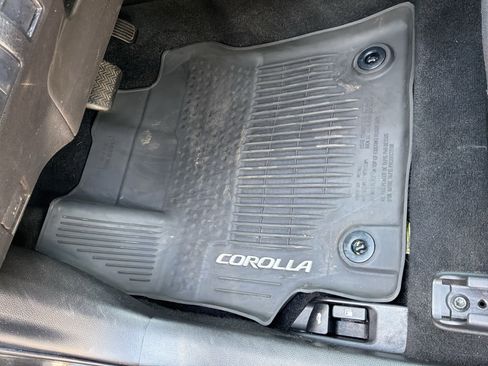 Used 2020 Toyota Corolla LE FWD image 17