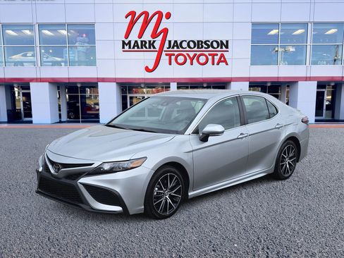 Used 2023 Toyota Camry SE image 1