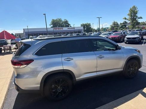 Used 2019 Toyota Highlander SE AWD/4WD image 3