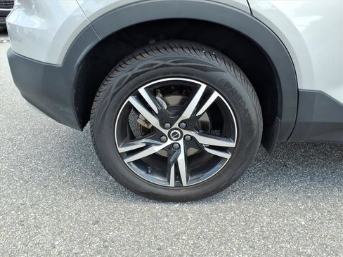 Used 2023 Volvo XC40 B5 Plus AWD/4WD image 29