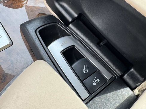Used 2013 Mercedes-Benz SL 550 image 33