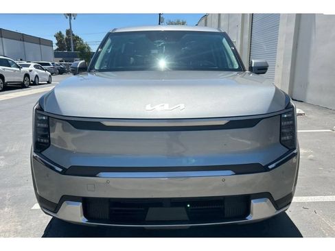 Used 2024 Kia EV9 Light Long Range RWD image 2