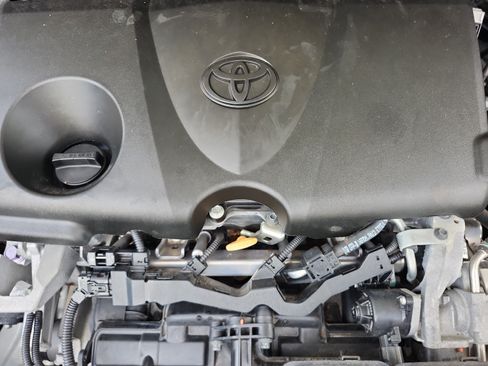 Used 2019 Toyota RAV4 XLE w/ Convenience Package FWD image 22
