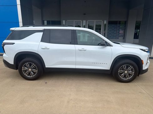 Used 2026 Chevrolet Traverse LT w/ LPO, Floor Liner Package FWD image 8