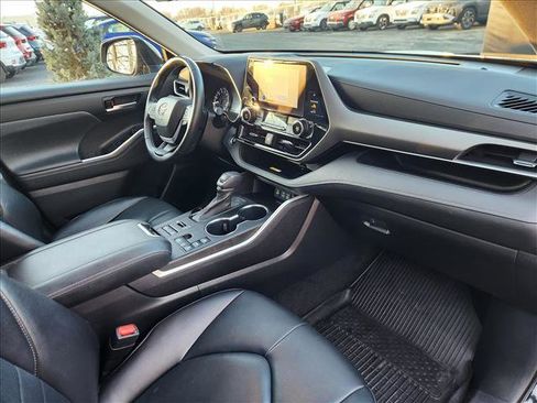 Used 2023 Toyota Highlander XLE image 14