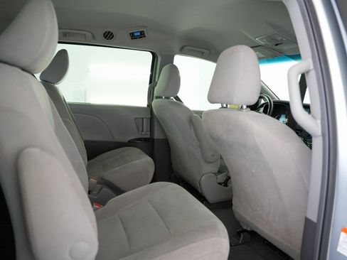 Used 2015 Toyota Sienna L image 38