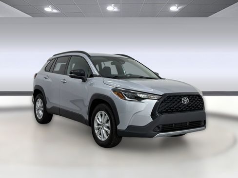 Used 2025 Toyota Corolla Cross LE FWD image 7