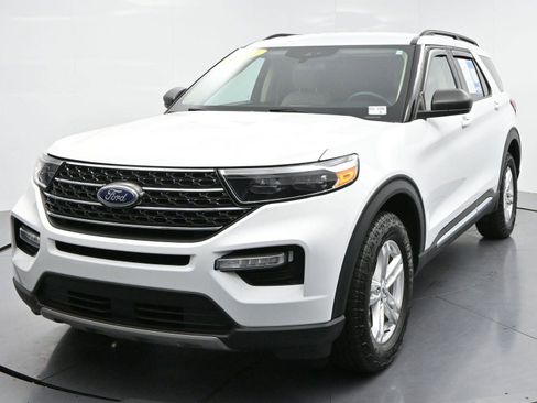 Used 2023 Ford Explorer XLT w/ Equipment Group 202A AWD/4WD image 3