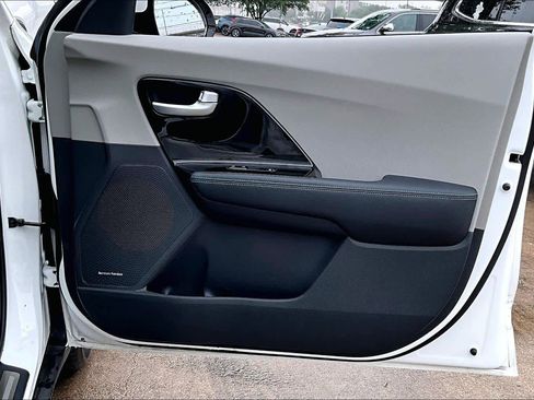 Used 2022 Kia Niro EX Premium image 23