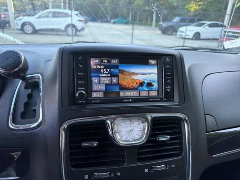 Used 2016 Chrysler Town & Country Touring FWD image 23