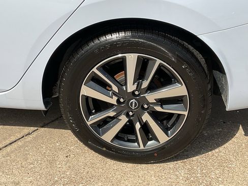 Used 2025 Nissan Versa SV image 8