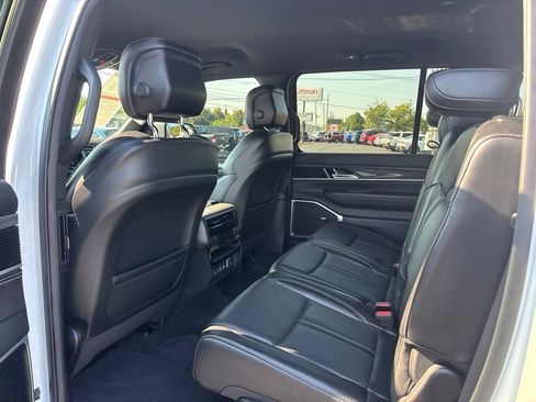 Used 2022 Jeep Wagoneer Series II AWD/4WD image 32