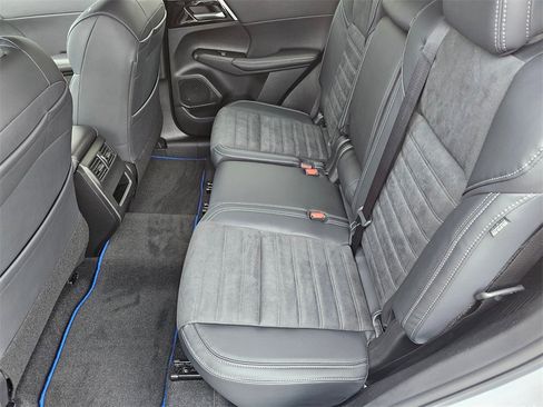 New 2025 Mitsubishi Outlander SE image 5