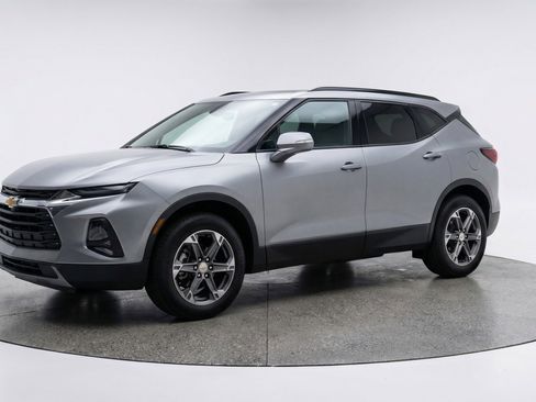 Used 2025 Chevrolet Blazer LT FWD image 3