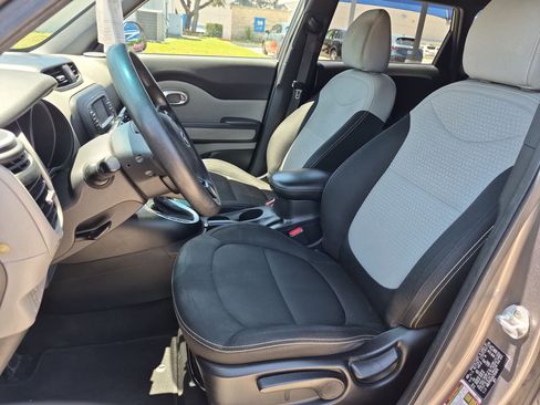 Used 2016 Kia Soul + FWD image 29