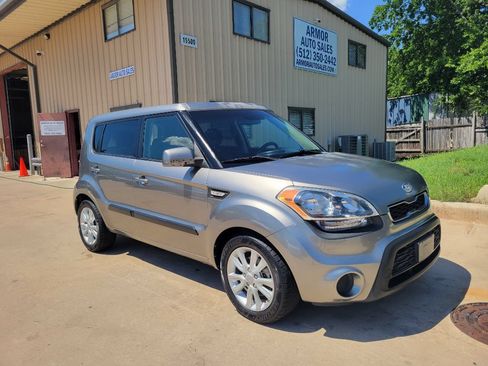 Used 2013 Kia Soul FWD image 1