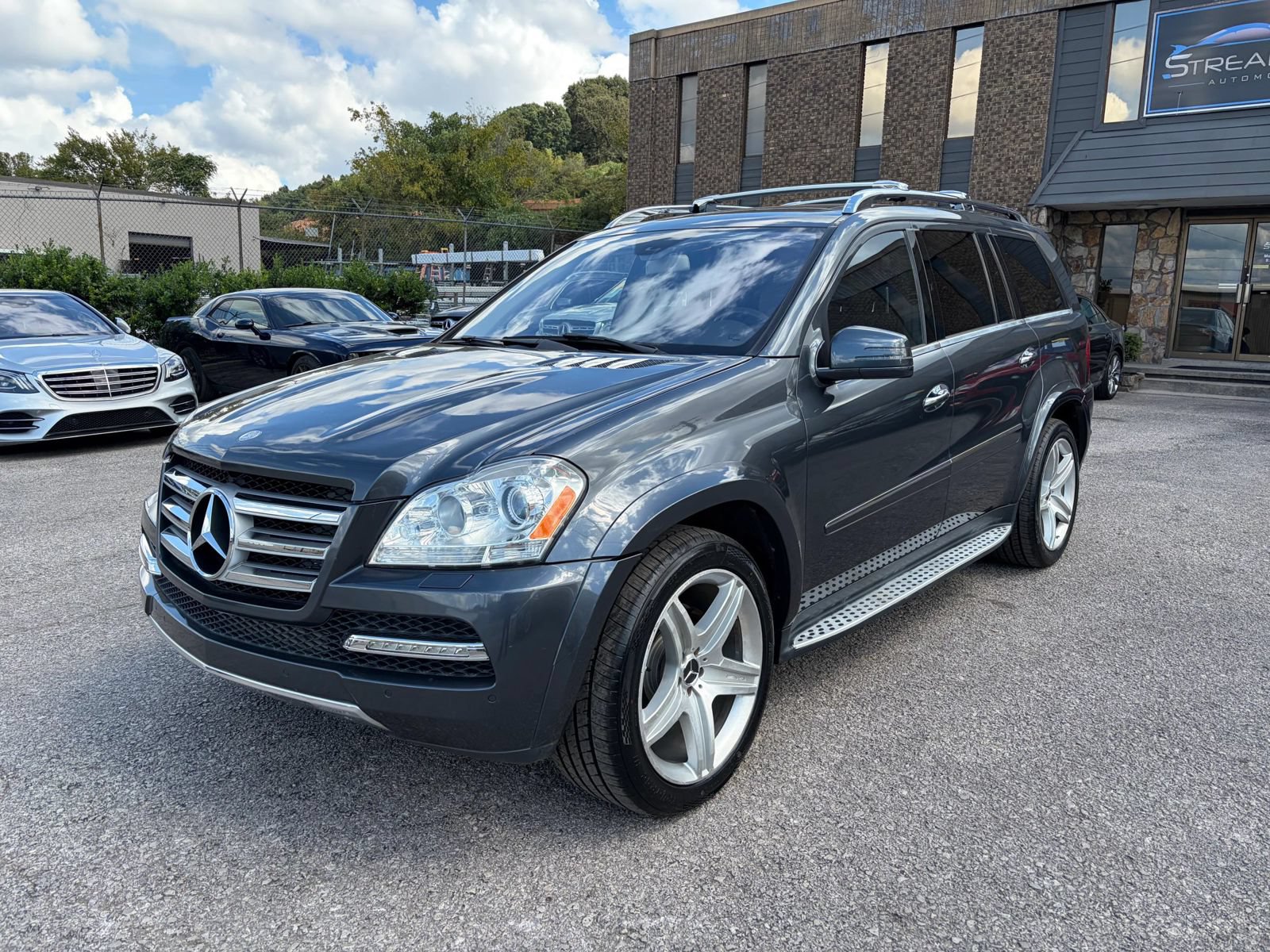 Used 2011 Mercedes-Benz GL 550 4MATIC image 1
