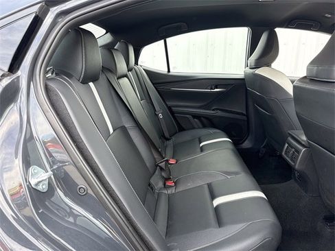 Used 2025 Toyota Camry SE image 32