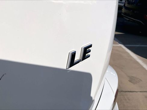 Used 2018 Toyota RAV4 LE FWD image 10