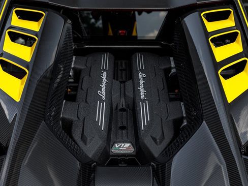 Used 2025 Lamborghini Revuelto AWD/4WD image 21