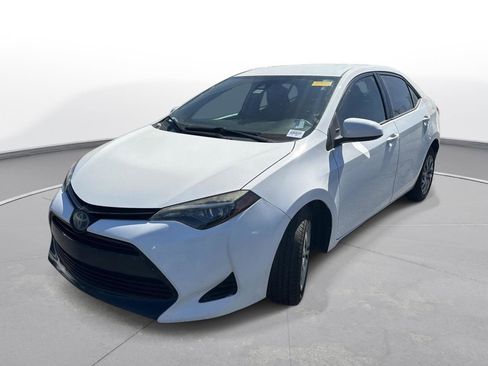 Used 2018 Toyota Corolla LE image 2