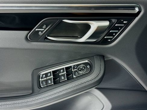 Certified 2025 Porsche Macan AWD/4WD image 11