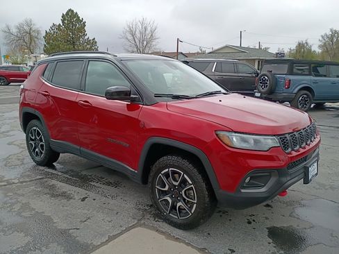 Used 2025 Jeep Compass Trailhawk AWD/4WD image 4