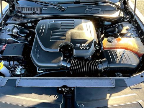 Used 2018 Dodge Challenger SXT image 9