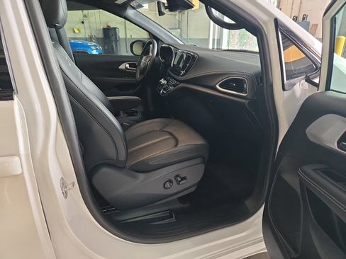 Used 2024 Chrysler Pacifica Touring-L w/ Uconnect Theater Family Group FWD image 5